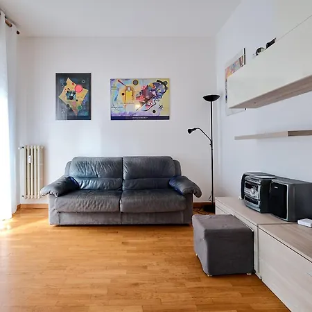 Xenia - Cozy Near Porta Romana Apartment Milan