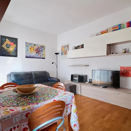 Xenia - Cozy Near Porta Romana Apartment *
