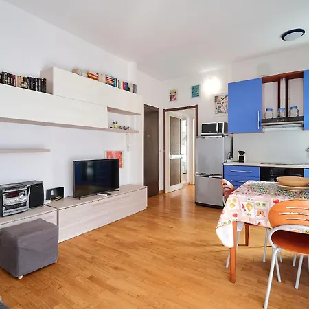 Apartment Xenia - Cozy Near Porta Romana *